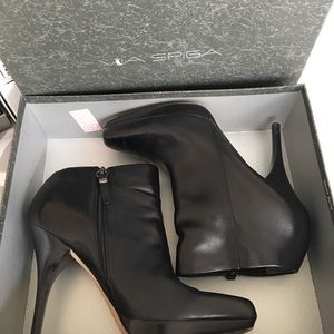 Worn 5 times.No damage to booties. Original box